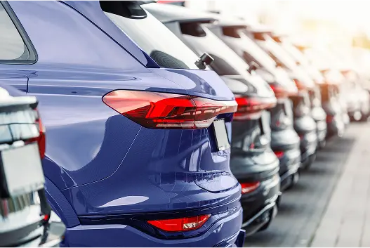 Fileira com diversos carros estacionados lado a lado