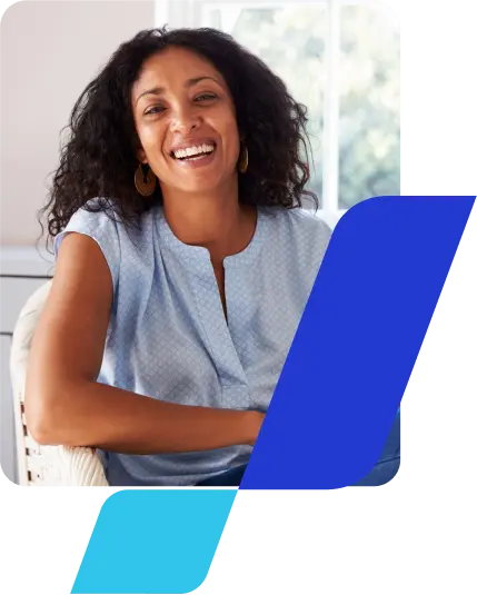 No canto direito, há a imagem de uma mulher negra, sorrindo. Ela tem cabelos compridos, usa brincos de argola e veste uma camisa social azul, sem mangas. Está sentada, com o cotovelo apoiado no braço da cadeira. Como composição, temos a haste do banco BV emoldurando a foto, em primeiro plano.