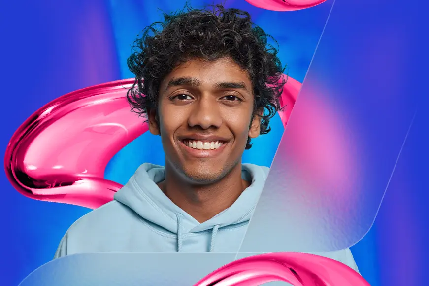 Imagem de homem de pele negra sorrindo, cabelos pretos cacheados, usando moletom azul claro com arte em azul e magenta aplicados junto a haste transparente.