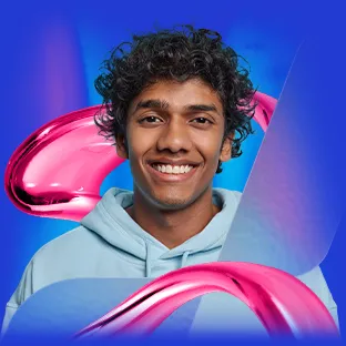 Imagem de homem de pele negra sorrindo, cabelos pretos cacheados, usando moletom azul claro com arte em azul e magenta aplicados junto a haste transparente.