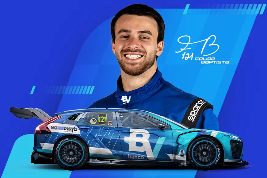 Sobre um fundo azul, Felipe Baptista veste o macacão com logo do banco BV, em sua frente seu carro de corrida.