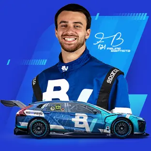 Sobre um fundo azul, Felipe Baptista veste o macacão com logo do banco BV, em sua frente seu carro de corrida.