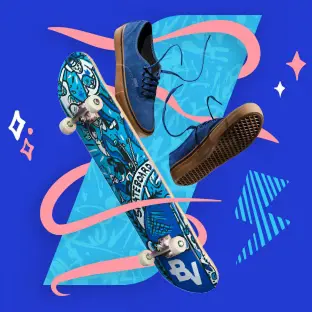 Sobre um fundo azul, um skate e um par de tênis aparecem inclinados.