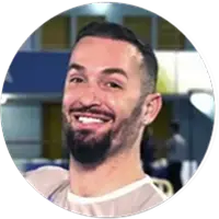 Ex-ginasta Diego Hypólito, com camiseta cinza, sorrindo.