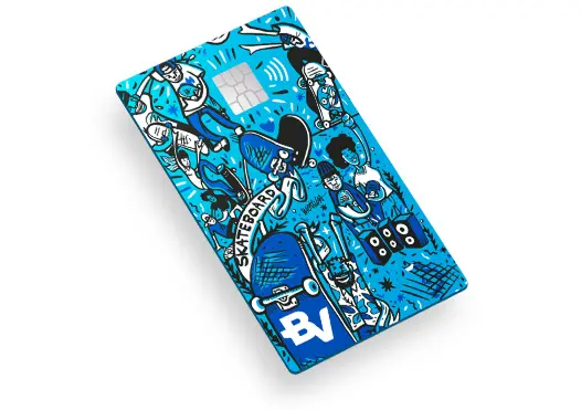 Do lado esquerdo, um cartão azul do banco BV com ilustrações de skate e pessoas.