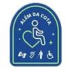 Distintivo azul com ícone em forma de coração, texto “ALÉM DA COTA” e símbolos de acessibilidade.