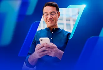 Pessoa segurando e olhando para um smartphone, com o rosto desfocado. Ao fundo, há formas geométricas em tons de azul com efeito de gradiente, além de uma vista sutil de prédios.