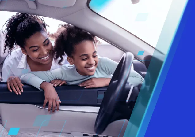 Imagem dentro de um carro com duas mulheres negras, mãe e filha, apoiadas na janela olhando para o interior do veículo.