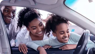 Imagem dentro de um carro com duas mulheres negras, mãe e filha, apoiadas na janela olhando para o interior do veículo.