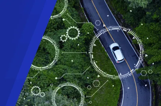 Vista superior de um carro branco saindo de uma curva em uma avenida.