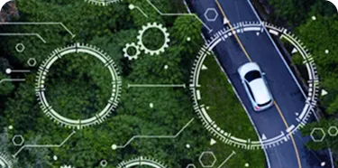 Vista superior de um carro branco saindo de uma curva em uma avenida.