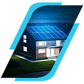 Casa com placas solares instaladas no telhado e cidade ao fundo.