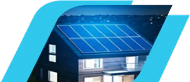 Casa com placas solares instaladas no telhado e cidade ao fundo.