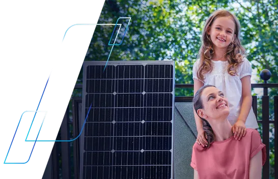 Banner azul com painéis solares ao lado de uma mulher e uma criança, promovendo seguros.