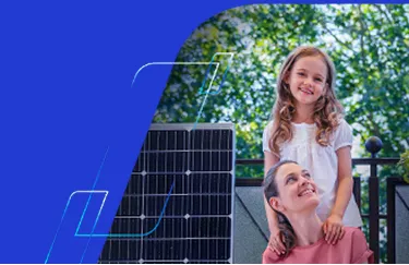 Banner azul com painéis solares ao lado de uma mulher e uma criança, promovendo seguros.