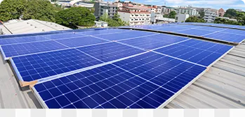 Visão aérea de placas solares instaladas no telhado de uma empresa