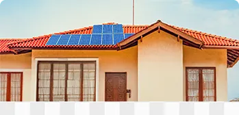 Casa de veraneio com placas solares no telhado
