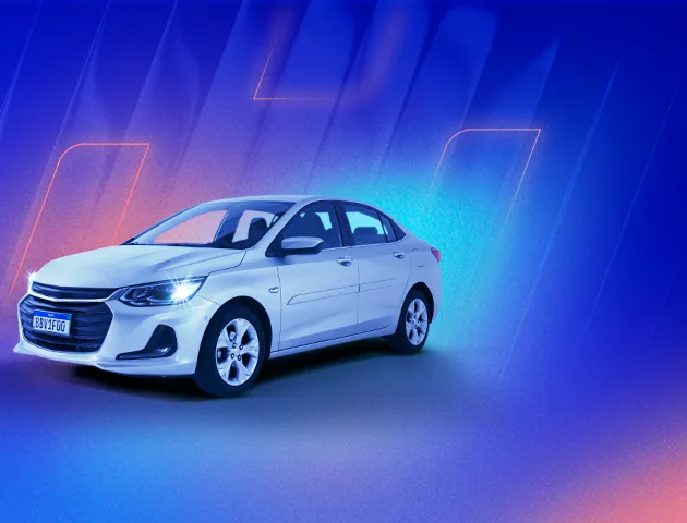 Na imagem, temos uma moto azul marinho no canto direito e, ao lado dela, um carro sedan branco com faróis acesos. Ao fundo, temos luzes rosa e azul claro em um fundo azul marinho.