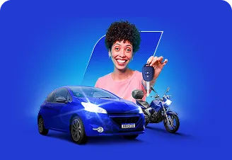Na imagem temos um carro e uma moto azul, juntos. Atrás, temos uma mulher segurando uma chave.