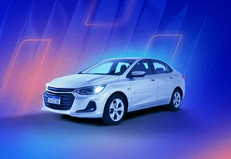 Na imagem, temos uma moto azul marinho no canto direito e, ao lado dela, um carro sedan branco com faróis acesos. Ao fundo, temos luzes rosa e azul claro em um fundo azul marinho.