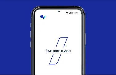 Celular em posição vertical com composição gráfica do banco BV na tela