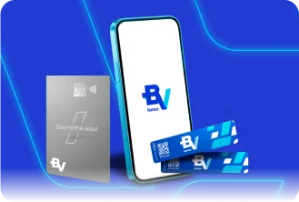 Composição Gráfica mostrando um celular com a tela do banco BV em destaque ao centro acompanhado de um cartão de crédito e duas tags veiculares ao lado.