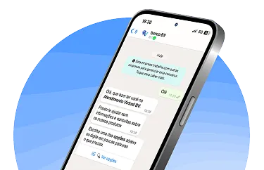 Um celular aberto em uma tela de conversa no Whatsapp.