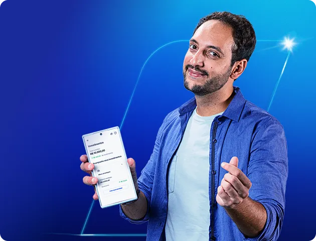 Homem com um celular na mão aberto na tela de Investimentos do Aplicativo BV.