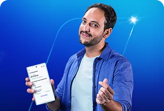 Homem com um celular na mão aberto na tela de Investimentos do Aplicativo BV.