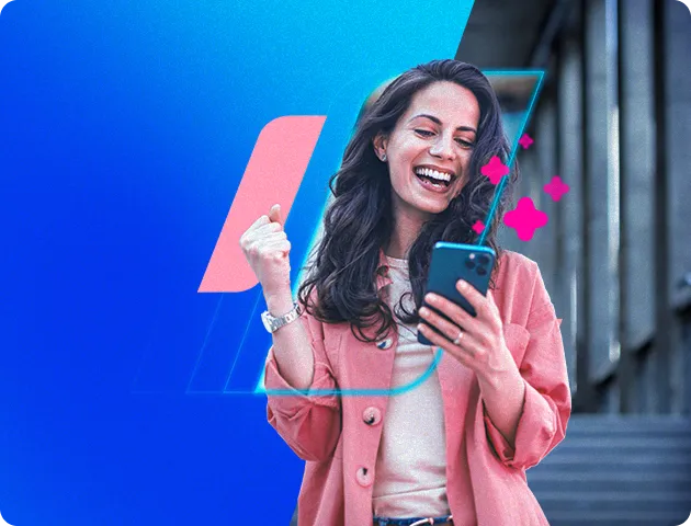 Uma mulher olhando em seu celular sorrindo e comemorando com seu rendimento em CDI crescendo.