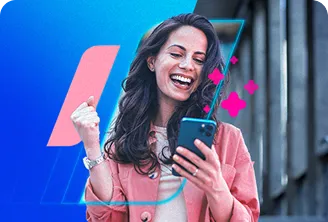 Uma mulher olhando em seu celular sorrindo e comemorando com seu rendimento em CDI crescendo.