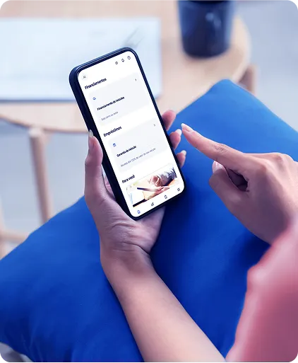 Mulher mexendo em seu celular com a tela do app BV aberta.