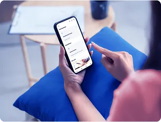 Mulher mexendo em seu celular com a tela do app BV aberta.