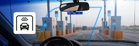 Um carro com a Tag Veloe indo em direção ao sistema de pedágio, passando na via de cobrança automática.