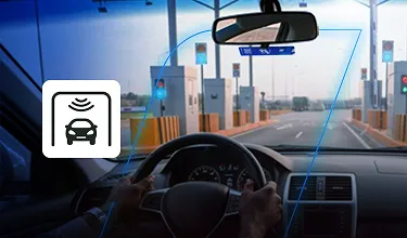 Um carro com a Tag Veloe indo em direção ao sistema de pedágio, passando na via de cobrança automática.