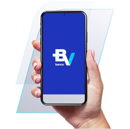 Um fundo azul e uma mão segurando um celular com a logo do banco BV na tela.