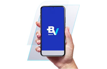 Um fundo azul e uma mão segurando um celular com a logo do banco BV na tela.