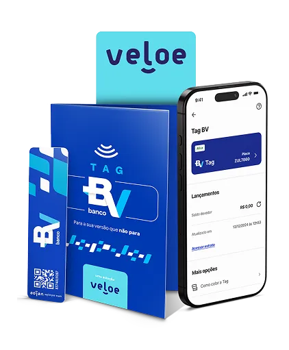Um celular aberto na tela de Tag Veloe do aplicativo Banco BV, e ao lado, um manual e uma Tag.