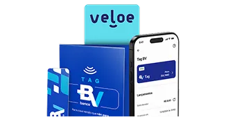 Um celular aberto na tela de Tag Veloe do aplicativo Banco BV, e ao lado, um manual e uma Tag.