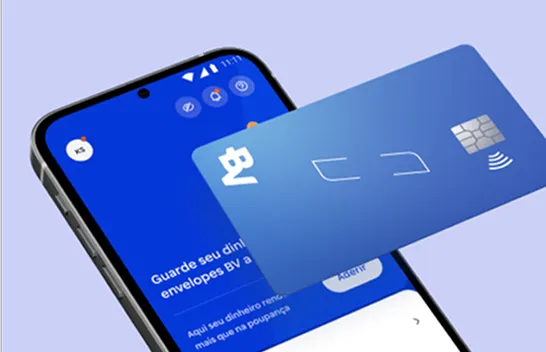 Celular com a tela inicial do banco BV visível e cartão BV Livre azul.
