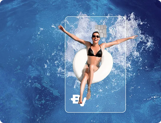 Mulher de braços abertos deitada em cima de uma boia redonda e branca em piscina com águas azuis