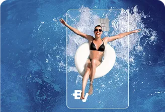 Mulher de braços abertos deitada em cima de uma boia redonda e branca em piscina com águas azuis