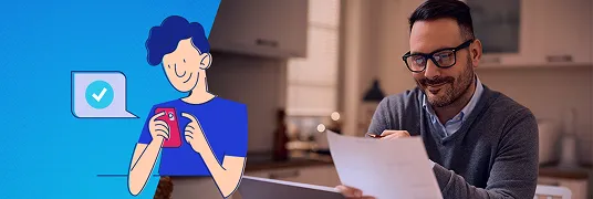 Ilustração de pessoa no celular com ícone de confirmação e foto de um homem sorrindo ao analisar documentos em casa.