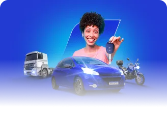 Texto alt: Na imagem temos um carro, uma moto azul e um caminhão, juntos. Atrás, temos uma mulher segurando uma chave.