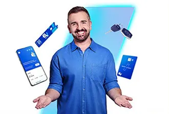 Um homem branco com camisa azul. Ao redor dele há objetos flutuando: smartphone, cartão BV, tag BV e chave de carro.