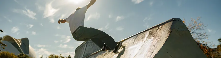 Homem andando de skate ao ar livre