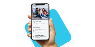 Mão segura celular exibindo a página de Seguro de Vida do app BV. Na tela, foto de família e informações sobre vantagens.