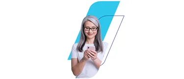 Fotografia de mulher de cabelo grisalho e óculos, com fundo de grafismo azul. Sorri enquanto mexe em celular rosa.