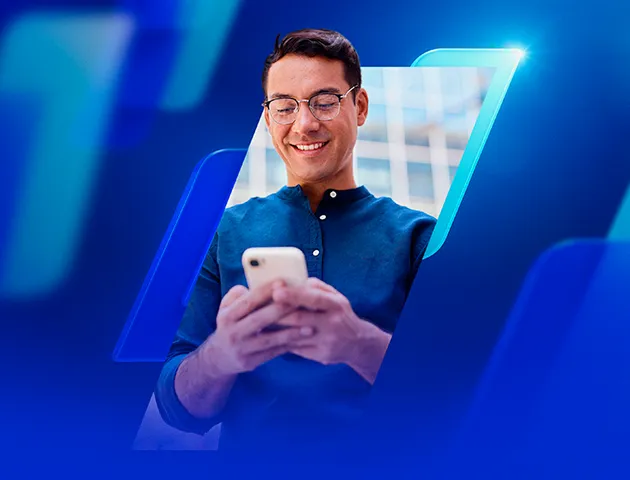 Pessoa segurando e olhando para um smartphone, com o rosto desfocado. Ao fundo, há formas geométricas em tons de azul com efeito de gradiente, além de uma vista sutil de prédios.