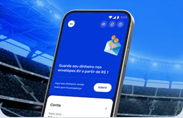 Uma mão segurando um celular aberto no aplicativo do banco BV, na tela de “Envelopes”.